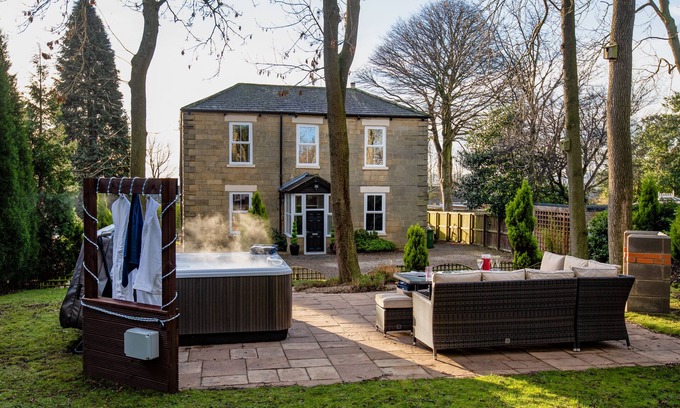 Birtley House | Newcastle & Durham 15 minutes. Hot-tub luxury