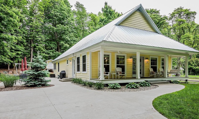 South Haven House | NEWER SOUTH HAVEN BUNGALOW ON A QUIET CUL-DE-SAC STREET, NEAR THE BEACH