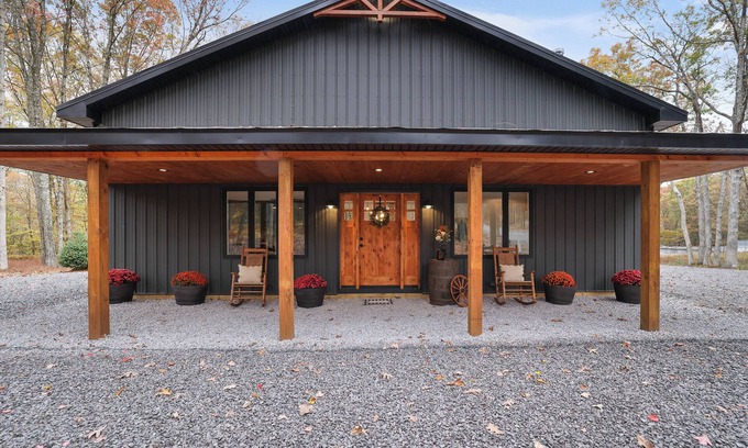 Jim Thorpe House | Newly Built Barndominium w/Golf Sim, Hot Tub, Firepit, Minutes to Jim Thorpe!