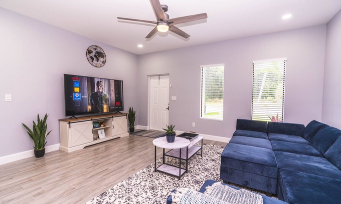 Jupiter House | Newly Built in 2023! 2 hole Putt-Putt, Fire-Pit, Huge Fenced Backyard, Lake View