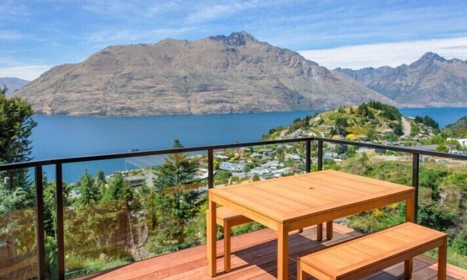 Fernhill House | Newly Built Luxe House with Magnificent View