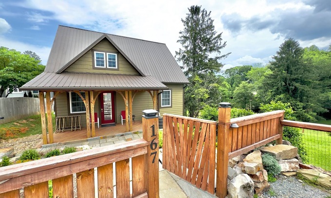 Brevard Ski Chalet | Newly built Luxury 3 bedroom Mountain Chalet in town - Hot tub and pet friendly!