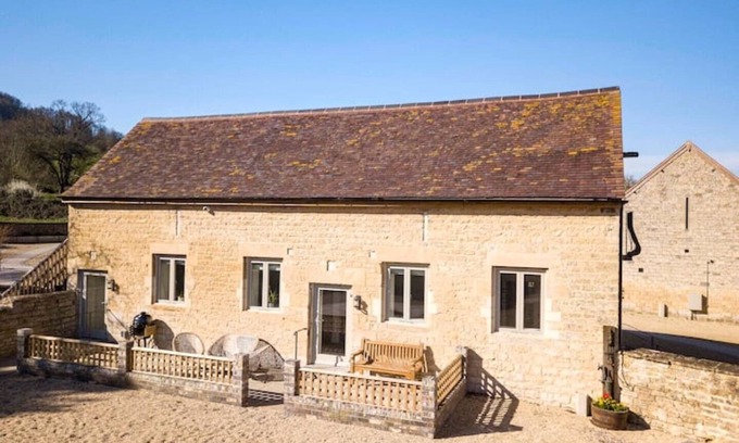 Haresfield House | Newly Converted Stables at Stunning Cotswold Farm