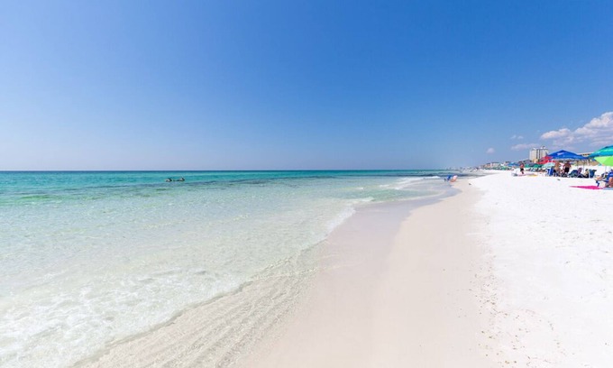 Indian Bayou Condo | Newly furnished remodeled 1st fl condo w/pool in heart of Destin close to beach!