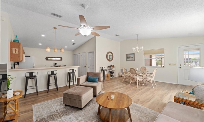 Woodbury House | NEWLY LISTED 2/2 in The Village of Woodbury