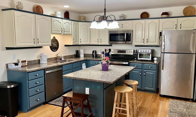 State College House | Newly refinished, close-by, comfortable