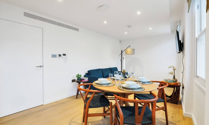 Royal Borough of Kensington and Chelsea Apartment | Newly refurbished 2-bedroom, 2-bathroom Kensington