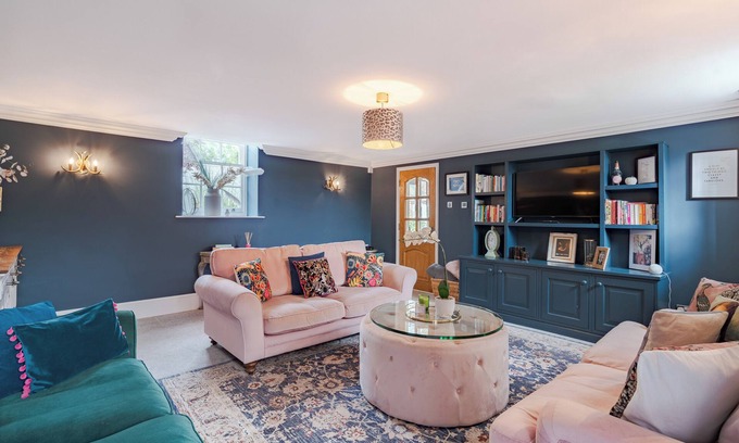Longham House | NEWLY REFURBISHED Coach house, private garden, Hot Tub, Games rm, Lake, sleeps 8