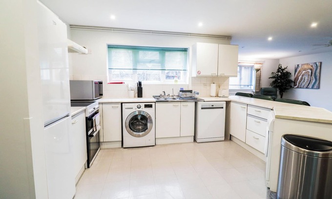 Borehamwood House | Newly Refurbished Contractor House - Free Parking!