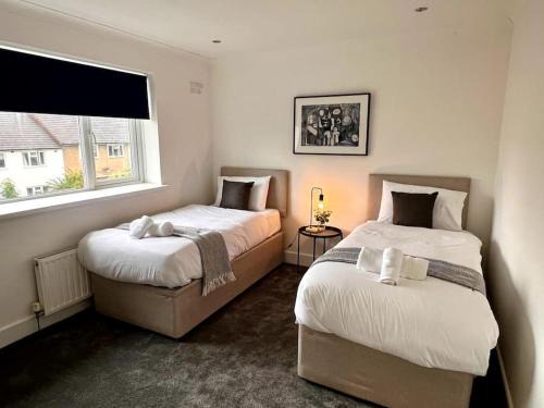 Acresford House | Newly Refurbished Sleep 6 Free Parking