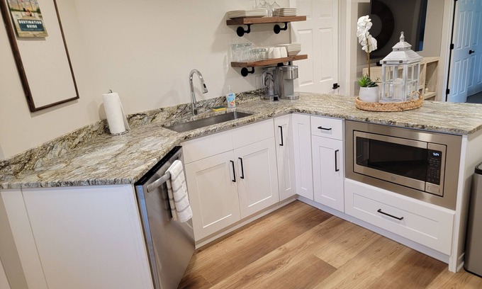 Longville Apartment | Newly Remodeled 1 Bedroom on River