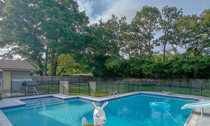 Shalimar House | Newly Remodeled,3 bedroom POOL Home!