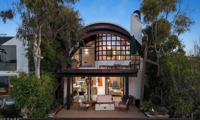 Venice Canals House | Newly Remodeled Luxury Waterfront Home on Venice Canal with Jacuzzi
