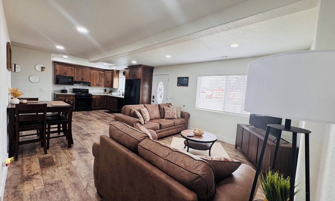 Lamar House | Newly reno’d 2-bed, 2 bath house with carport - 1 min drive from downtown Lamar.