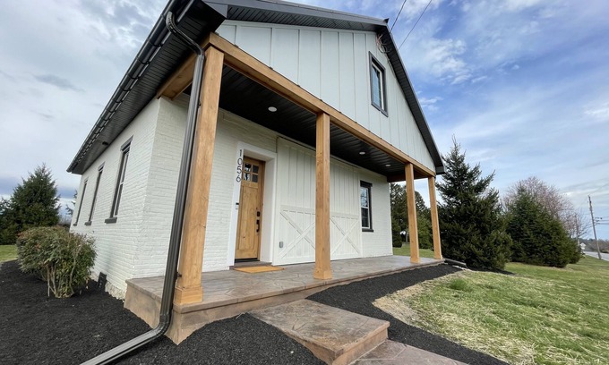 Manheim House | Newly renovated 1800’s one room schoolhouse with modern comforts and a hot tub!