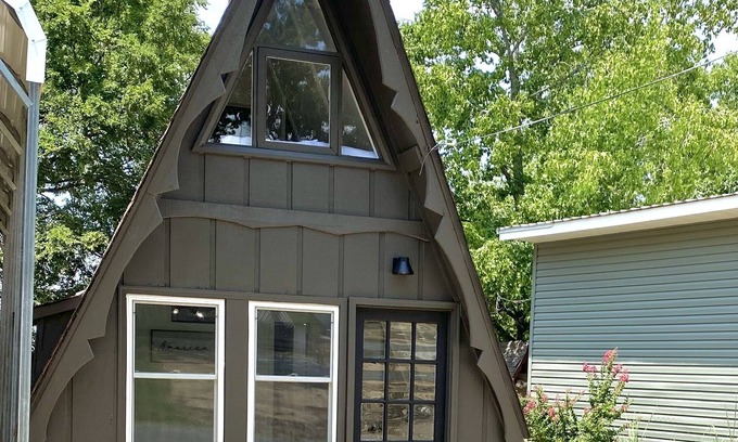Lampe House | Newly Renovated A-frame cabin, minutes from the lake