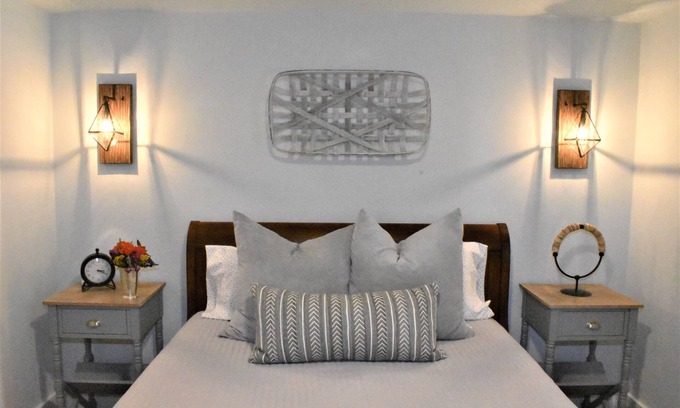 Charleston Historic District Apartment | Newly renovated carriage house walking distance to King Street, parks, and more!