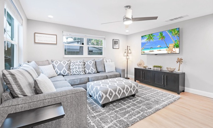 Seminole House | Newly Renovated + Close to Beaches + Firepit