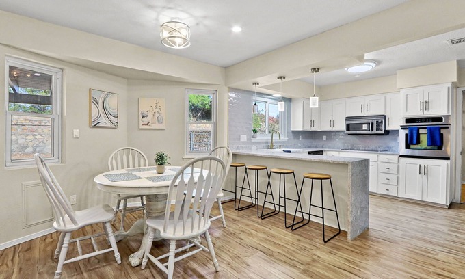 Biggs Field House | Newly Renovated Cozy Retreat - Close to Airport