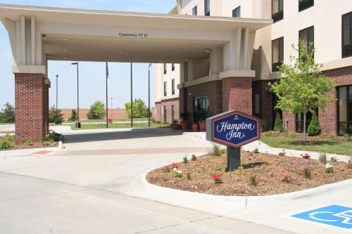West Omaha Hotel | Newly Renovated Hampton Inn Omaha West Lakeside