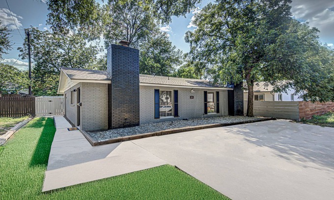 Barton Hills House | Newly Renovated I Walk to Shops I Blocks to Restaurants & More