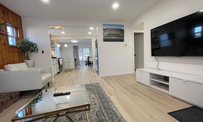 Framingham House | Newly Renovated Luxury 3-Bed 2-Bath House with Easy Airport Access