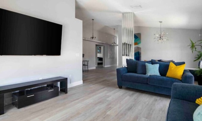 Pinecrest West Park House | Newly Renovated Pool Home Near Down Town & Airport