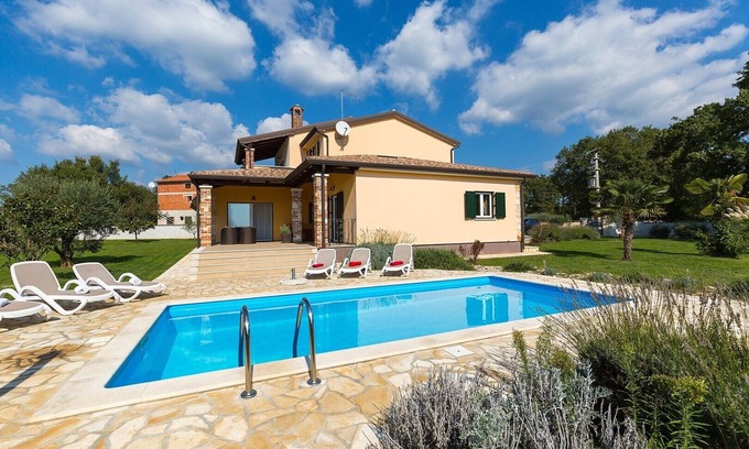 Susnjici Villa | Newly renovated Villa near Poreč with private pool and garden. Pet-friendly.
