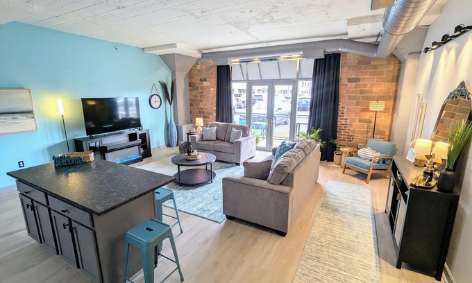 Sandusky Condo | NEWLY UPDATED LIFE ON THE BAY-GET-AWAY SLEEPS 4