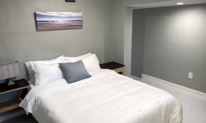 Sam Hughes House | Newly Updated/Sam Hughes/U of A/2 BR 1 BA