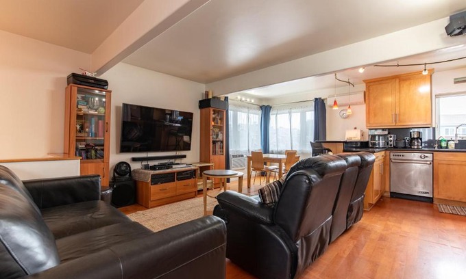 West Newport House | Newport Beach House 1 block from the beach FREE pickleball courts and 6 beach cruisers