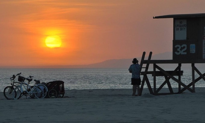 West Newport Cottage | Newport Beach Location Ocean views Jacuzzi Sauna Spanish Cottage Boardwalk!