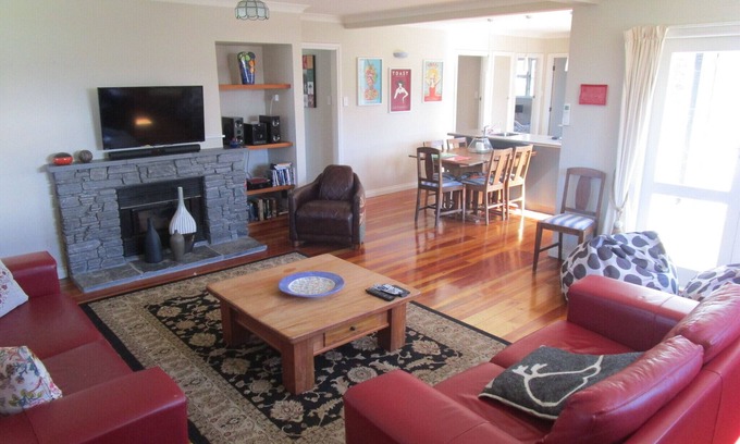 Martinborough House | NewYorkNewYork: Fast Fibre, Sky&Smart TV, all Linen and Cleaning Fee included.