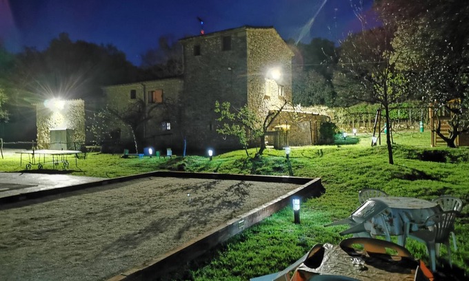 Serinya House | Next to BANYOLES: disconnect, celebrations and sports and family tourism.