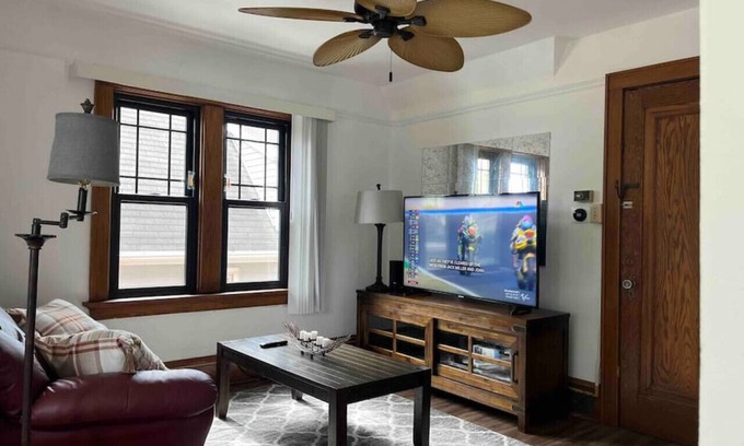 West Allis Apartment | Nice 1 BR Apt, WIFI & Office, Near State Fair and Milwaukee Mile