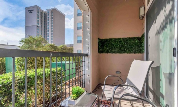 Astrodome House | 🚨Nice 2 bed 2 bath apt near NRG & Med Center 🚨