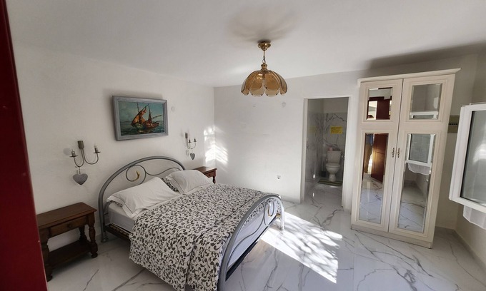 Plage de la Garonnette Apartment | Nice 2 rooms Golf de Saint Tropez 150 m from the sea, 900 m from the sandy beach