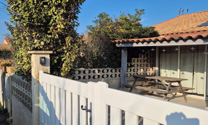 Les Ayguades House | NICE 3-BEDROOM HOUSE between the pond and the sea Pets welcome