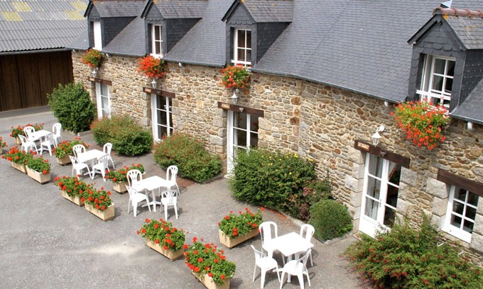 Saint-Jouan-des-Guerets Apartment | Nice apartment for 4 people with pool, WIFI, TV, terrace and parking
