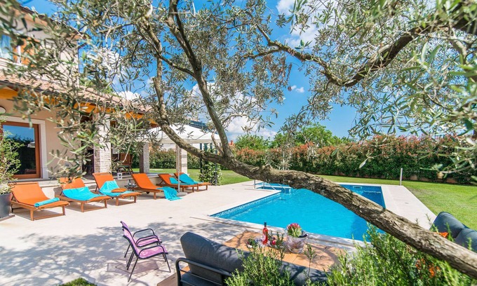 Bale Cabin | Nice and spacious villa with pool and garden in a small village called Salambati