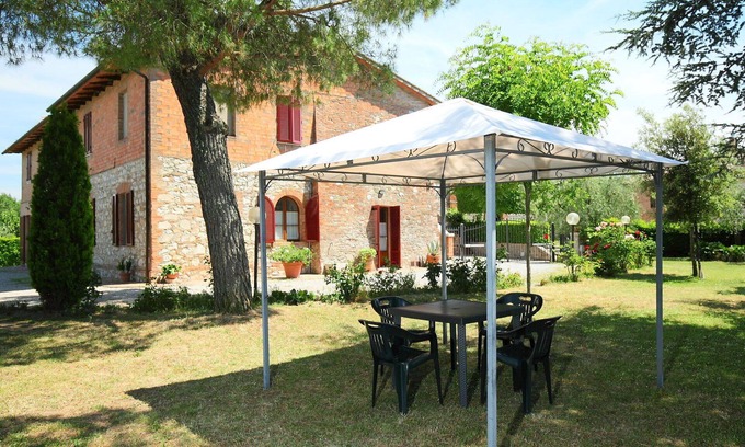 Guistrigona Villa | Nice apartment in villa for 5 people with WIFI, TV, patio, pets allowed and parking