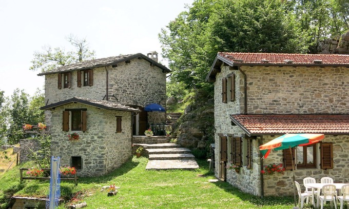 Fabbriche di Vallico Villa | Nice apartment in villa for 12 people with private pool, WIFI, TV, patio, pets allowed and parking