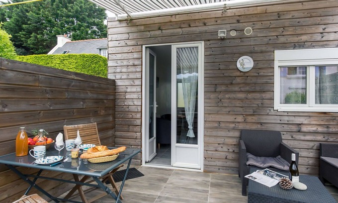 Locquirec Apartment | Nice apartment for 2 people with WIFI, TV, terrace, pets allowed and parking