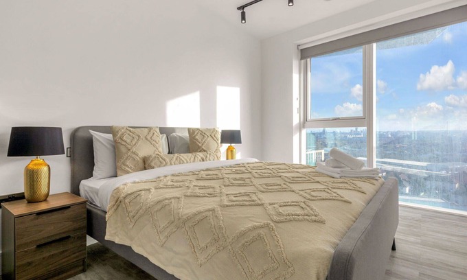 East Acton Apartment | Nice apartment for 2 people with WIFI, TV and balcony