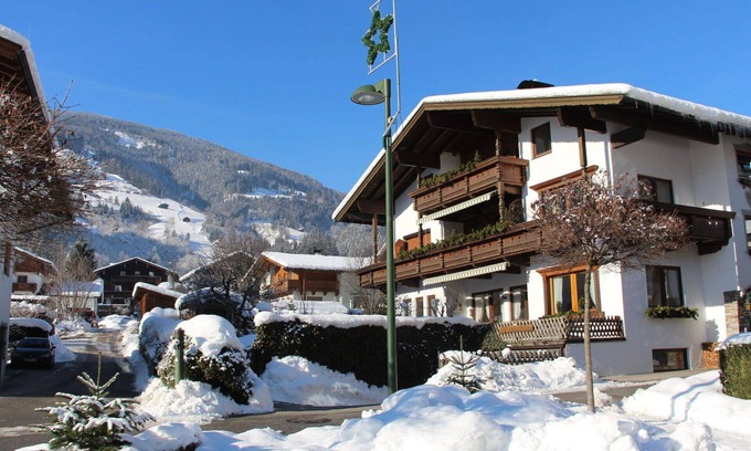 Zillertal Apartment | Nice apartment for 5 people with WIFI, TV, terrace, pets allowed and parking