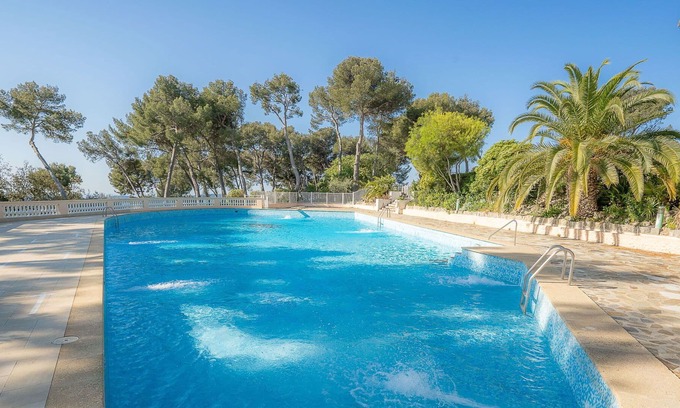 Hyeres Apartment | Nice apartment for 6 guests with WIFI, pool, TV, terrace and parking