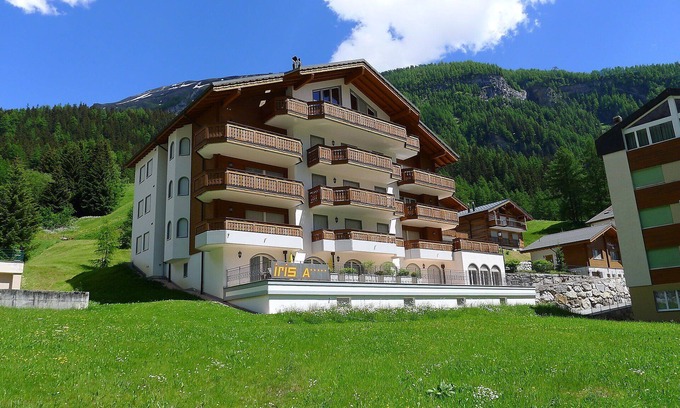 Leukerbad Apartment | Nice apartment for 8 people with WIFI, hot tub, TV and balcony