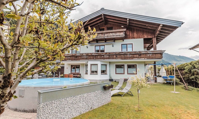 Goldegg Apartment | Nice apartment for 8 guests with WIFI, pool, TV, balcony, pets allowed and parking