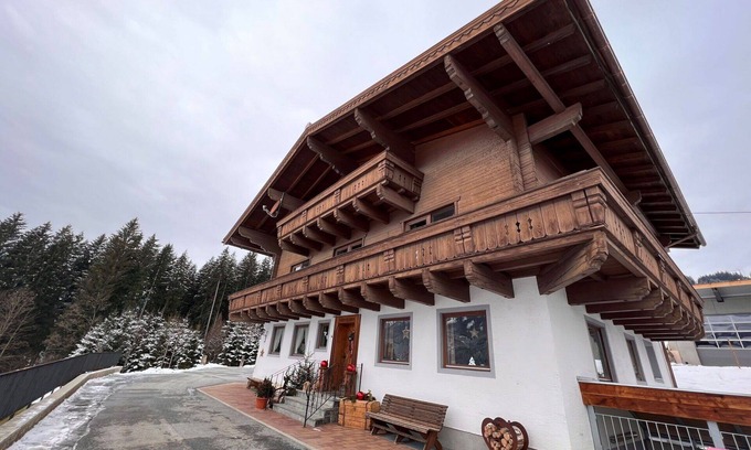 Hollersbach im Pinzgau Villa | Nice apartment in villa for 6 people with WIFI, TV, balcony, panoramic view and parking