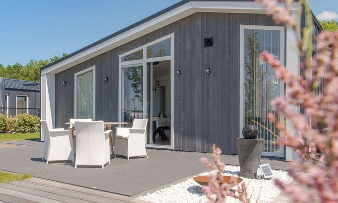 Wemeldinge House | Nice apartment in villa for 4 guests with WIFI, TV, terrace and parking